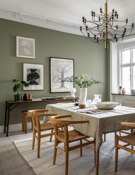 Green Dining Room Walls, Cream Dining Room, Dining Room Wall Color, Dining Room Colour Schemes, Dining Room Layout, Dining Room Paint Colors, Scandinavian Dining Room, Green Dining Room, Dining Room Wallpaper