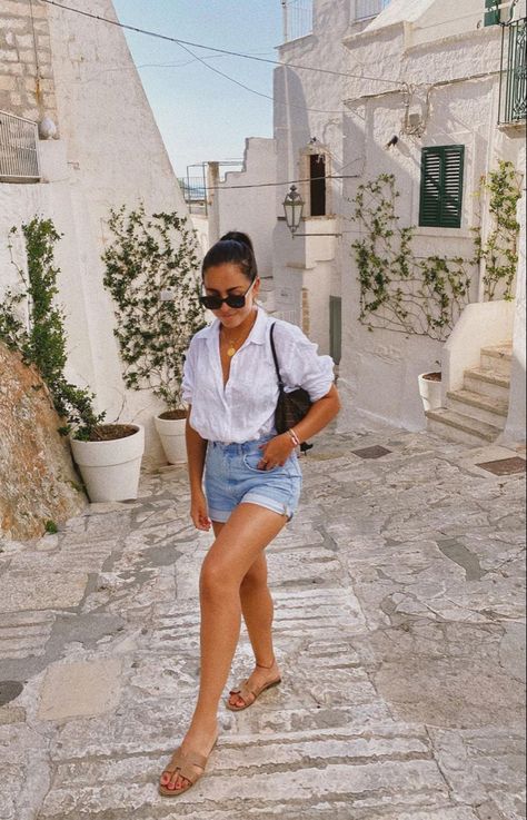 Italian Vacation Outfit, Look Short Jeans, Milan Outfits, Italy Summer Outfits, Chic Travel Outfit, Rome Outfits, Italian Summer Outfits, Outfits Sommer, Denim Shorts Outfit