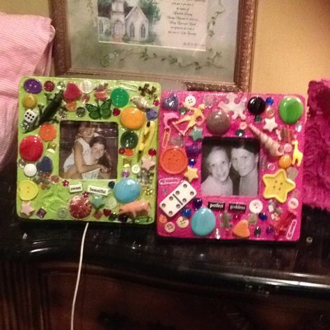 These are just two cute picture frames that you can easily make with old junk that you would normally throw away! This is a great craft! Don't let your old things go to waste! Make a cute picture frame instead! Upcycling, Fun Frames For Pictures, Bejeweled Picture Frames Diy, Recycled Diy Crafts, Funky Photo Frames, Decorate Frames Ideas, Art Craft Ideas Home Decor, Frame Decorating Ideas Diy, Cute Crafts For Gf