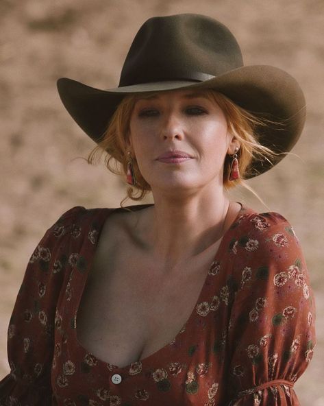 Beth Dutton Bangs, Cast Reference, Beth Dutton Yellowstone Outfits, Dutton Outfits, Beth Dutton Style, Yellowstone Outfits, Tracey Anderson, Jessica Kelly, Cowboy Hat Styles