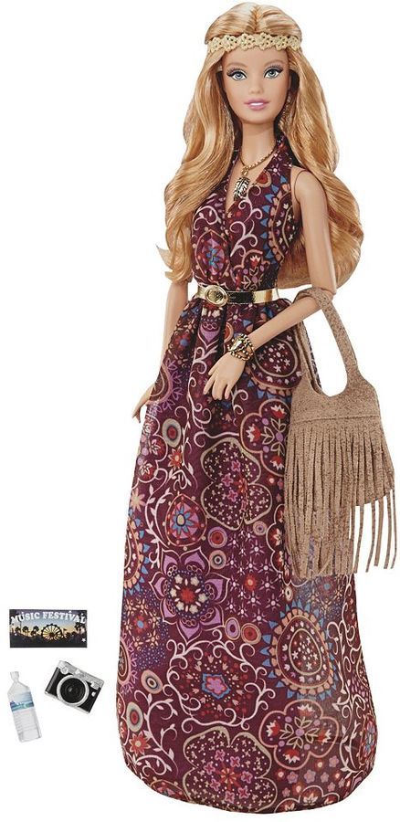 Barbie The Barbie Look Music Festival Barbie Doll.  Always center stage, this Barbie doll definitely has “the look” inspired by the latest music festival trends as seen on Instagram @BarbieStyle! She wears a long boho dress complemented by a flower headband, and carries all of her festival necessities, including a necklace, bracelets, belt, platform shoes and fringed handbag. Barbie Website, Barbie Look, Beau Crochet, Moda Hippie, Look Festival, Mode Hippie, Boho Dresses Long, Doll Party, Im A Barbie Girl