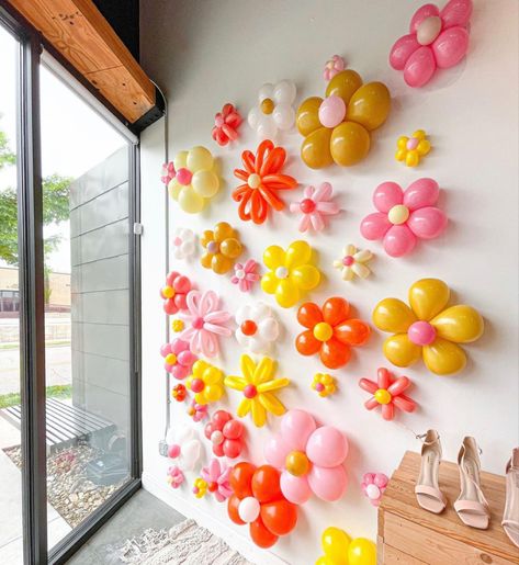 A flower power balloon wall or balloon backdrop! Colorful Prom Decorations, Flower Decor Party, Flower Power Birthday Theme, Diy Groovy Decorations, Pink And Yellow Bachelorette Party, Merch Pop Up Shop, Birthday Flowers Decorations, Cochella Theme Birthday Party, Flower Power Party Theme