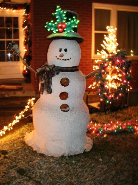 Christmas Decor.. I made this fun snowman out of spray foam insulation. He stands 7 ft tall..  Frosty the snowman knew the sun was hot that day So he said "Let's run and we'll have some fun now before I melt away Natal, Easy Outdoor Christmas Decorations, Diy Christmas Yard Decorations, Giant Christmas Ornaments, Snowman Ideas, Snowman Crafts Diy, Pallet Christmas Tree, Christmas Yard Art, Spray Foam Insulation