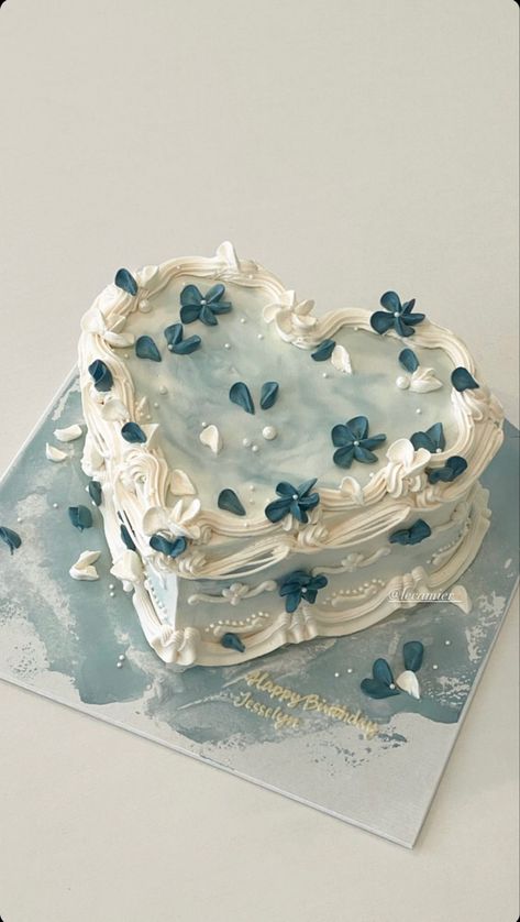 Frosty look cake, heart shaped cake, blue flower decorated cake, white and blue cake aesthetic Aesthetic Cute Cake Ideas, Cake Ideas Book Theme, Cake Decorating Styles, Cake Ideas Animals, Seventeen Cake Design Kpop, Kpop Themed Cake, Kpop Cakes Ideas, Seventeen Cake Ideas, Sweet Seventeen Cake