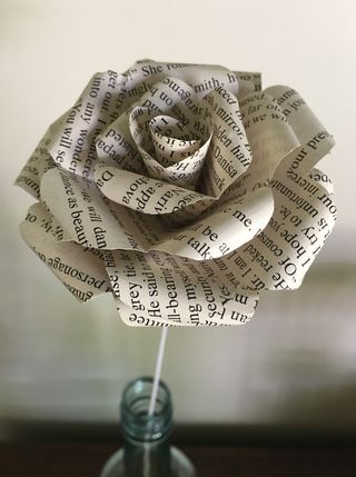 Book Page Roses, Paper Roses Diy, Kule Ting, Book Page Flowers, Newspaper Paper, Old Book Crafts, Book Page Crafts, Hemma Diy, Book Flowers