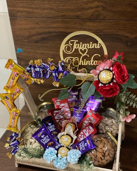 Kawaii, Chocolate Basket Ideas Gift, Laddu Packing Ideas, Wedding Basket Gift Ideas Pakistani, Godbharai Gift Ideas, Choclate Packing Hampers, Choclate Packing Design, Dry Fruit Packing Ideas For Wedding, Birth Day Gift Ideas