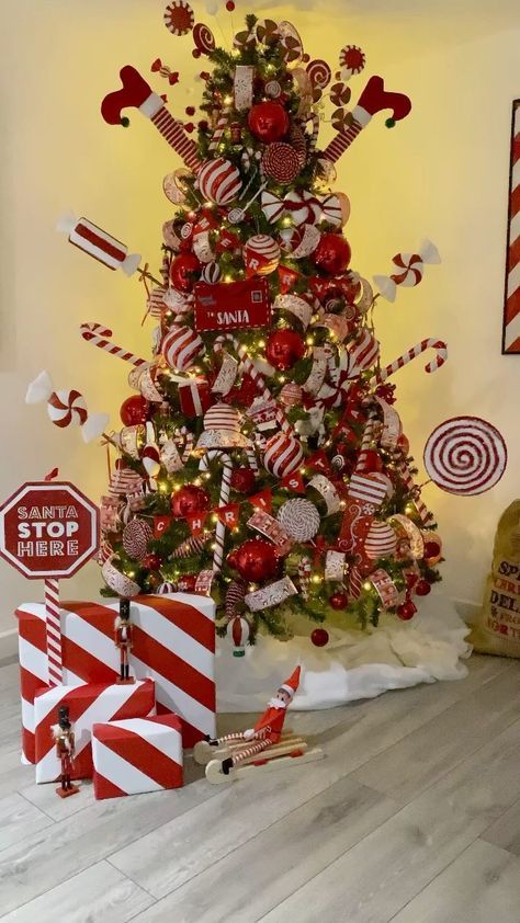 Natal, Christmas Candy Tree Ideas, Santas Workshop Christmas Tree Theme, Peppermint Christmas Decorations, Candy Cane Christmas Decorations, Santa Christmas Decor, Christmas Candy Cane Decorations, Christmas Snowflakes Decorations, Candy Christmas Tree