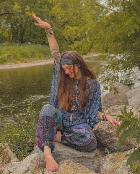 lake days 🌿🌞☮️🌸🍄🌱🦋 • • • • #hippie #hippiestyle #hippiegirl #70sfashion #thriftedfashion #hippiejewelry | Instagram Hippies, Hippie Girl Outfits, Hippie Girl Aesthetic, Hippe Style, Looks Hippie, Hippy Fashion, Weird Style, Hippie Lifestyle, Lake Days