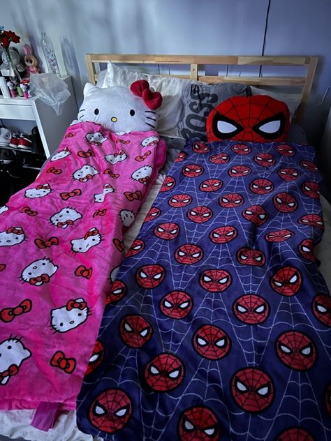 Hello Kitty And Spiderman, Tapeta Z Hello Kitty, Images Hello Kitty, Me And Bae, Cute Couple Outfits, Cute Relationship Photos, Hello Kitty Pictures, Mia 3, Matching Couple Outfits