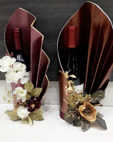 Wine Bottles Gift Wrap, Wine Gift Wrapping, Creative Corporate Gifts, Bottle Gift Wrapping, Wine Wrap, Wrapped Wine Bottles, Holiday Gif, Creative Wrapping, Gift Wrapping Techniques