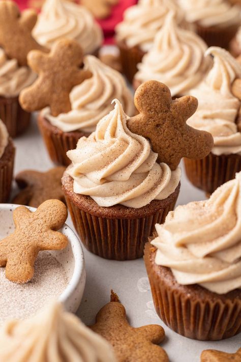 Mini Gingerbread Cupcakes, Gingerbread Cupcakes Recipe, Christmas Baking Healthy, Winter Baked Goods Recipes, Thanksgiving Bakery Ideas, Christmas Inspired Food, Christmas Bakery Ideas, Christmas Baking Ideas Treats, Cream Cheese Frosting For Cupcakes