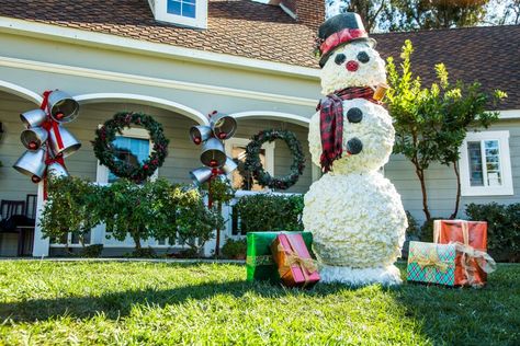 Natal, Fake Snowman Diy, Diy Spray Foam Snowman, Spray Foam Snowman, Spray Foam Christmas Decorations, Snowflake Coaster, Diy Christmas Yard Decorations, Diy Snowman Decorations, Foam Spray