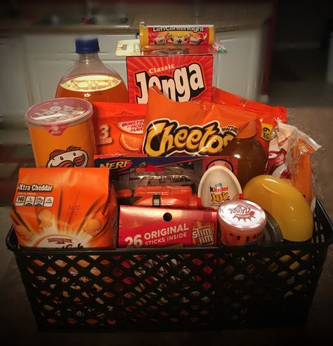 Orange basket idea 🧡 Orange Gift Basket Ideas, Orange Gift Basket, Orange Basket, Theme Baskets, Housewarming Gift Baskets, Diy Anniversary Gift, Boyfriend Gift Basket, Oranges Gift, Orange Party