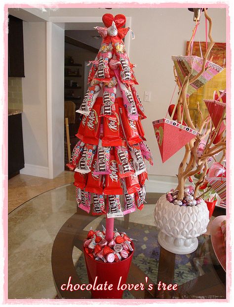 Valentine Candy Tree - super cute! Candy Topiary, Candy Tree, Valentine Tree, Ge Bort, Candy Crafts, Quick Crafts, Valentine Decor, Valentines Ideas, Wire Tree