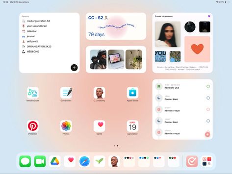 #ipad #aesthetic #homescreen #that #info #apple Aesthetic Ipad Wallpaper Layout, University Ipad Setup, Academic Ipad Home Screen, Ipad Widgets Aesthetic Ideas, Asethic Ipad Homescreen, Ipad Air Organization Homescreen, Ipad Homescreen Customization, Ipad Homescreen For School, I Pad Layouts