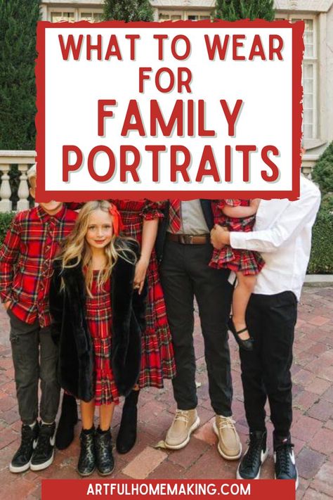 Christmas Card Outfits, Family Portraits What To Wear, Matching Family Christmas Outfits, Christmas Outfits For Family Pictures, Christmas Outfit Ideas For Family, Christmas Photos Outfits, Family Christmas Pictures Outfits, Family Photos What To Wear, Christmas Pictures Outfits