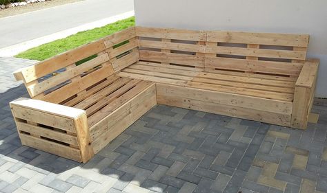 Pallet Projects Furniture Patio, Palette Sofa Outdoor, Backyard Wooden Fence, Backyard Privacy Fence Ideas, Wooden Fence Design, Palette Sofa, Wooden Fence Ideas, Pallet Builds, Driveway Entry Landscaping