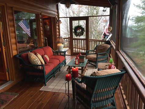 Log Cabin Sunroom Ideas, Tiny Cabin Furniture Ideas, Mountain Porch Ideas, Log Cabin Patio Furniture, Log Cabin Screened In Porch, Camp Porch Ideas, Cabin Style Apartment, Log Cabin Porch Decorating Ideas, Small Cozy Cabin Interior