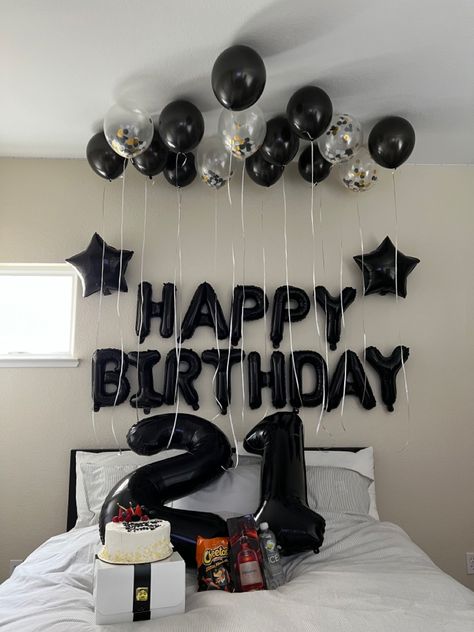 Welcome Home Bedroom Surprise, Men’s Birthday Decor Simple, Decorated Hotel Room For Boyfriend, Birthday Set Up Ideas For Him, Birthday Room Surprise, Bf Birthday, Birthday Party Room, Boyfriends Birthday Ideas, Surprise Birthday Decorations