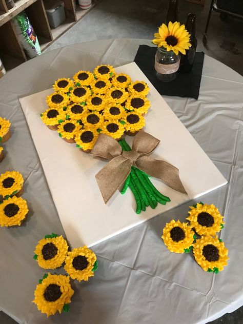 Sunflower Birthday Parties, Rodjendanske Torte, Sunflower Cupcakes, Sunflower Wedding Decorations, Sweet 17, Sunflower Party, Sunflower Cakes, Sunflower Baby Showers, Sunflower Themed Wedding