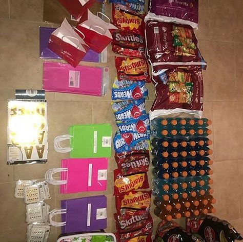 Hotel Birthday Parties Food Table, Hotel Party Snacks, 21st Birthday Sleepover Ideas, Adult Sleepover Food, Hotel Slumber Party Ideas, Hotel Party Ideas For Teens, Sweet 16 Sleepover Ideas, Ideas For Birthday, Slumber Party Food