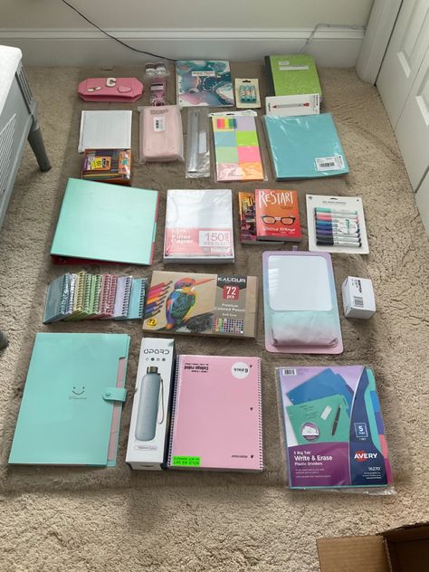 Organisation, Grade 9 School Supplies List, Uni Supplies, University Stationery, Back To School Stationary, School Supplies Aesthetic, Aesthetic Stationary, School Backpack Essentials, Pretty School Supplies