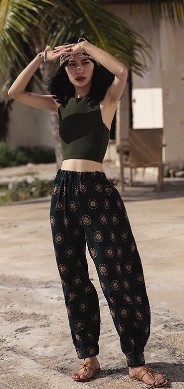 Here are 15 hippie outfits you NEED to copy! These trousers are so cool! #hippieoutfits #summerstyle #festivaloutfits Pakaian Hipster, Looks Hippie, Outfit Essentials, Dope Clothes, Mode Hippie, Hippie Man, Afrikaanse Mode, Estilo Hippie, Adorable Outfits