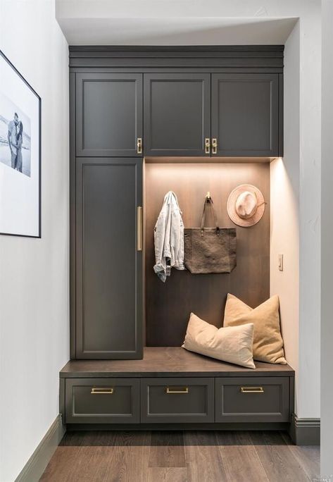 Small Mudroom Ideas, Mudroom Remodel, Mudroom Cabinets, Aesthetics Home Decor, Mud Room Entry, Entry Closet, Mudroom Decor, Mudroom Laundry Room, Casa Country