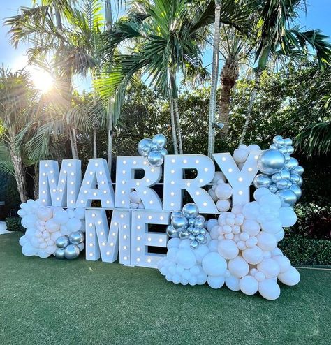 Christmas Engagement Proposal, Candle Light Dinner Ideas, Proposal Ideas Beach, Event Entrance Design, Wedding Proposal Ideas Engagement, Balloon Proposal, Cute Proposal Ideas, Romantic Candlelight Dinner, Balloon Arch Decorations