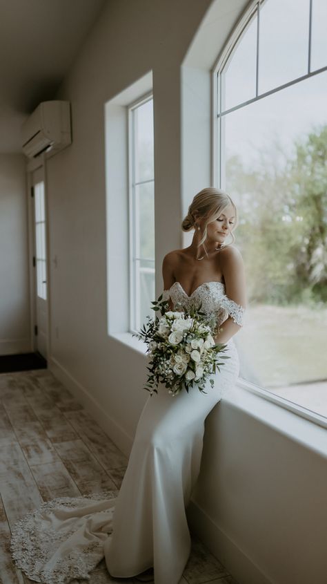 Brick & Bustle real bride Allyson & Isiah Gown: Allison Web Venue: The Barn at Grace Hill Hair & Makeup: Karly Huysman Artistry Videography: Abiboxberger.co Photography: Staci Brucks Photography https://www.brickandbustlebridal.com Wedding Bridal Picture Ideas, Wedding Poses Aesthetic, Bridal Photo Ideas The Bride, Wedding Photo Musts, Weddings Pictures Ideas, Formal Wedding Pictures, Bride Wedding Photo Ideas, Bridal Veil Photos, Bride Wedding Portraits