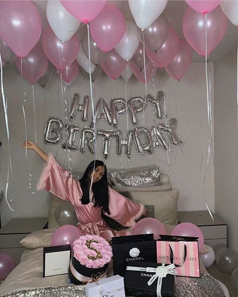 Big 17 Birthday, Birthday Present Set Up Ideas, Cute Birthday Room Surprises, Birthday Bed Set Up, Hotel Birthday Party Ideas 18th, Birthday Photoshoot Ideas Hotel Room, Hotel Birthday Photos, Birthday Photoshoot Hotel Room, Room Decoration With Balloons