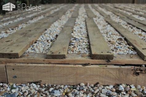 Using wood pallets and gravel, a raised patio was created using re-purposed stone block and pavers from the client's yard. Includes also a movable pallet privacy wall. #woodworking #garden #pation #palletwood #recycled #diy Easy Gravel Patio, Raised Gravel Patio, Pallet Porch Deck, Gravel Deck, Pallet Boardwalk, Pallet Privacy Wall, Pallet Pathway Ideas, Pallet Path, Pallets Patio