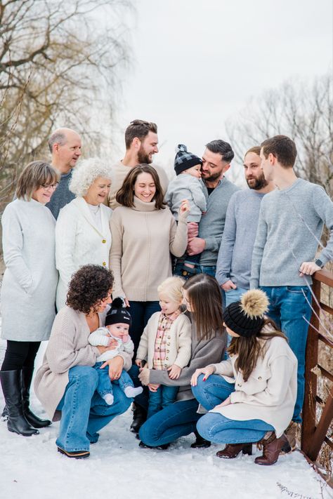 Blue Christmas Photoshoot, Blue Jeans And Brown Boots, Blue Flannel Outfit, Winter Family Photos Outfits, Christmas Photos Outfits, Beige Tops, Outdoor Family Photoshoot, Winter Family Photos, Flannel Outfits