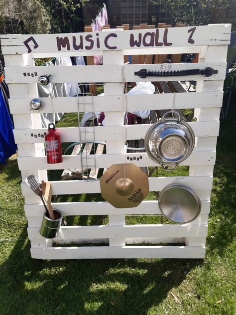 Music Wall Kindergarten, Eyfs Outdoor Stage Area, Pallet Music Wall, Music Area Eyfs, Regio Classroom, Outdoor Eyfs, Outdoor Music Area, Eyfs Outdoor, Mud Play