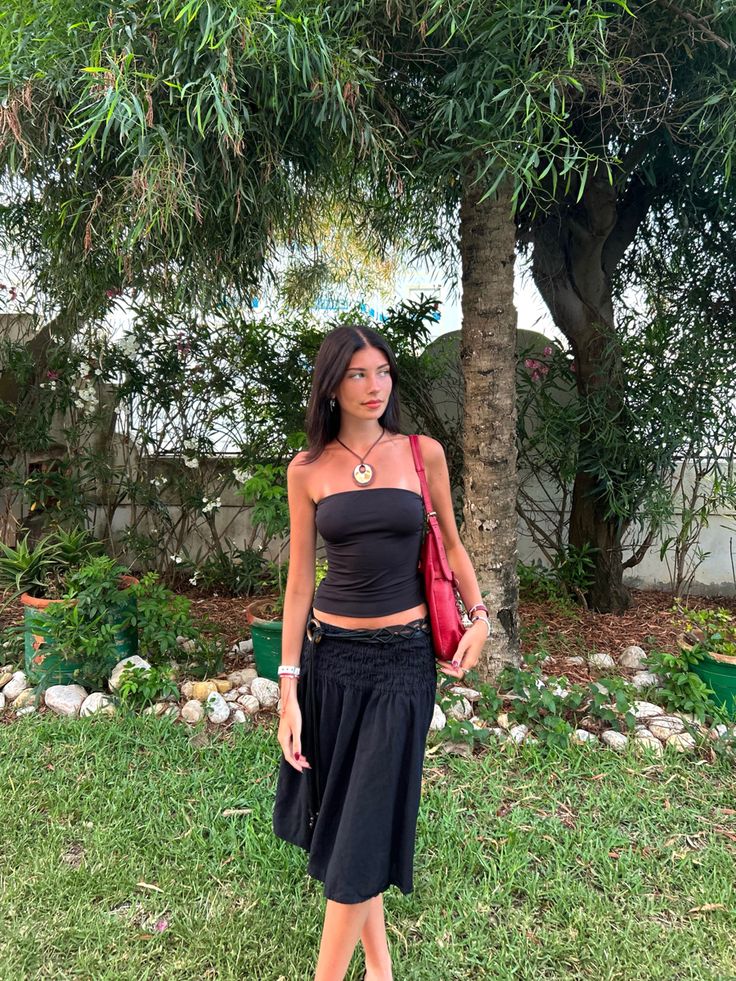 Belt Outfits Aesthetic, Chunky Necklaces Statement Outfit, Red Statement Outfit, Midi Dresses Outfit, Belt Over Skirt Outfit, Summer Black Outfits Aesthetic, Outfit Ideas Midi Skirt, Black Outfit Red Bag, Tube Top And Overalls