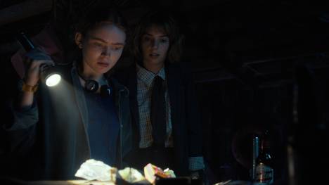 Stranger Thingsin uudella kaudella nähdään enemmän kauhuelementtejä kuin aiemmin. Kuvassa sarjan hahmot Max (Sadie Sink, vas.) ja Robin (Maya Thurman-Hawke).