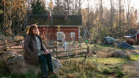 Marja Jantunen, 62, nautiskelee pihatontillaan Luvian Niemenkylässä. Katseen osoittamaan suuntaan kohoaa pian pitkään suunniteltu pieni hirsirakennus, jonka rakentamiseen olisi vielä tämän vuoden puolella vaadittu hankala lupaprosessi.