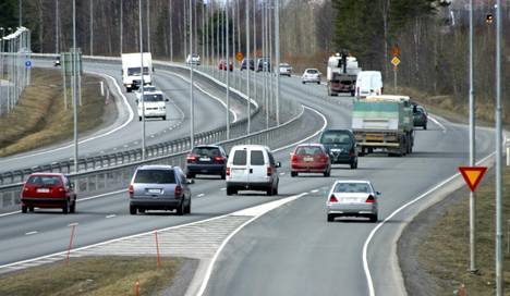 Tieliikennelain mukaan moottoritielle siirtyvä on väistämisvelvollinen.