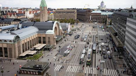 Helsingin Kaivokatu Rautatieaseman edessä.