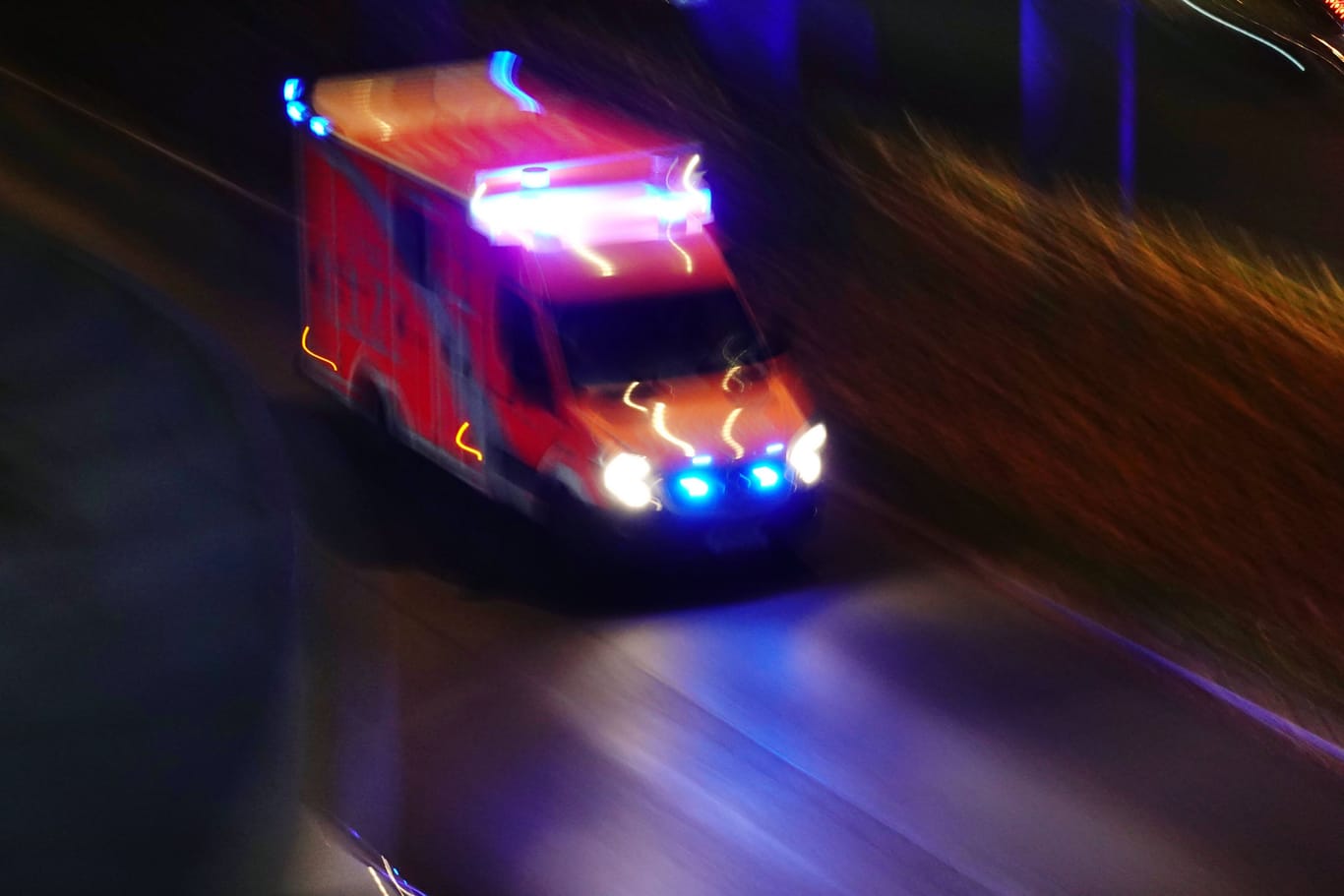 Rettungswagen der Berliner Feuerwehr (Symbolbild): Ein angeschossener Mann wurde am Montagabend in eine Klinik gebracht.