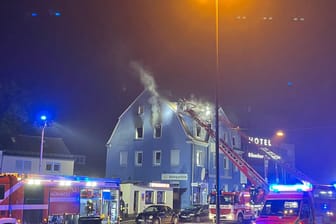 Rauchschwaden dringen aus dem Obergeschoss eines Mehrfamilienhauses in der Eibacher Hauptstraße am Montagabend.