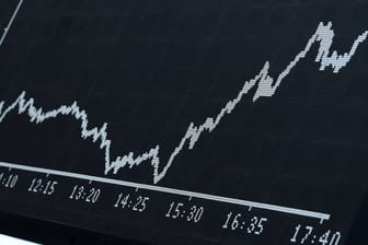 Dax-Kurve im Handelssaal der Frankfurter Börse: Der deutsche Leitindex hat sein altes Rekordhoch hinter sich gelassen.