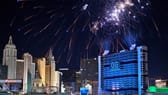 Das "Tropicana"-Hotel in Las Vegas wurde mit Feuerwerk und Drohnen verabschiedet.