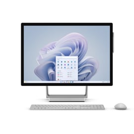 Surface Studio 2+ とアクセサリを正面から見たビュー。