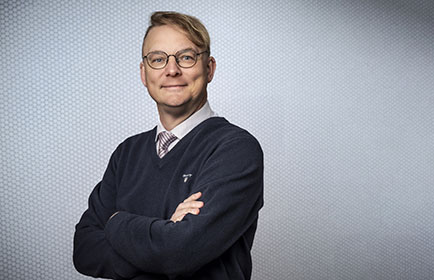 Portrait photo of Carl-Niclas Odenbring in front of a white bakground.