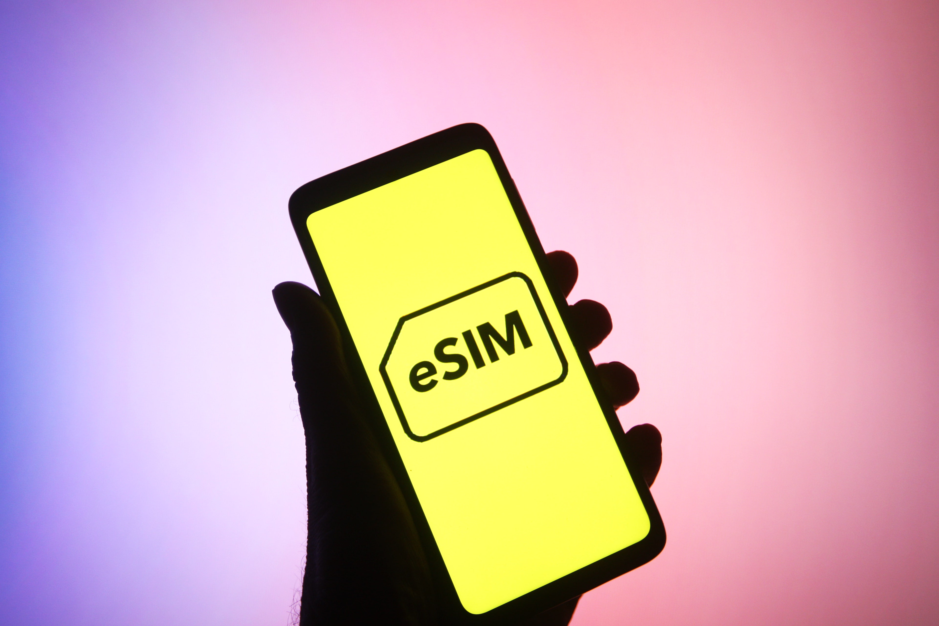 E-sim, cosa sono, come funzionano e perché ci fanno risparmiare