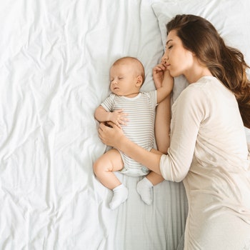 Bambini nel letto con i genitori: che cosa rivela un nuovo studio sullo sviluppo psicologico