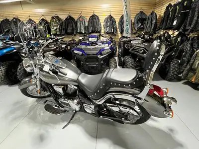 2024 Kawasaki Vulcan 900 ClassicHAS AS MUCH POWER AS IT DOES ATTITUDEThe 903cc V-twin powered Kawasa...