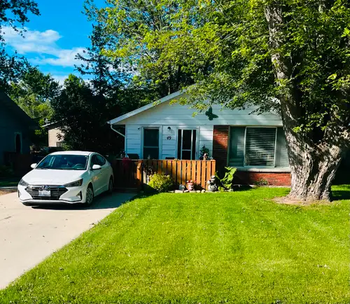 Welcome to 49 Williams Str S, in beautiful Blenheim Ontario! This adorable bungalow is in a great lo...