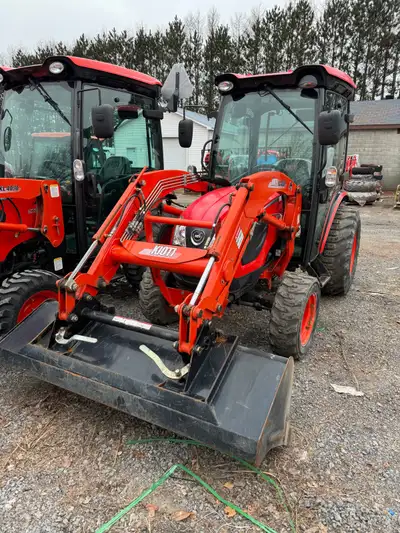 2020 with 390hrs 31000$ Loader 66” Bucket Premium factory cab with AC 2 remotes Radio Industrial Tir...